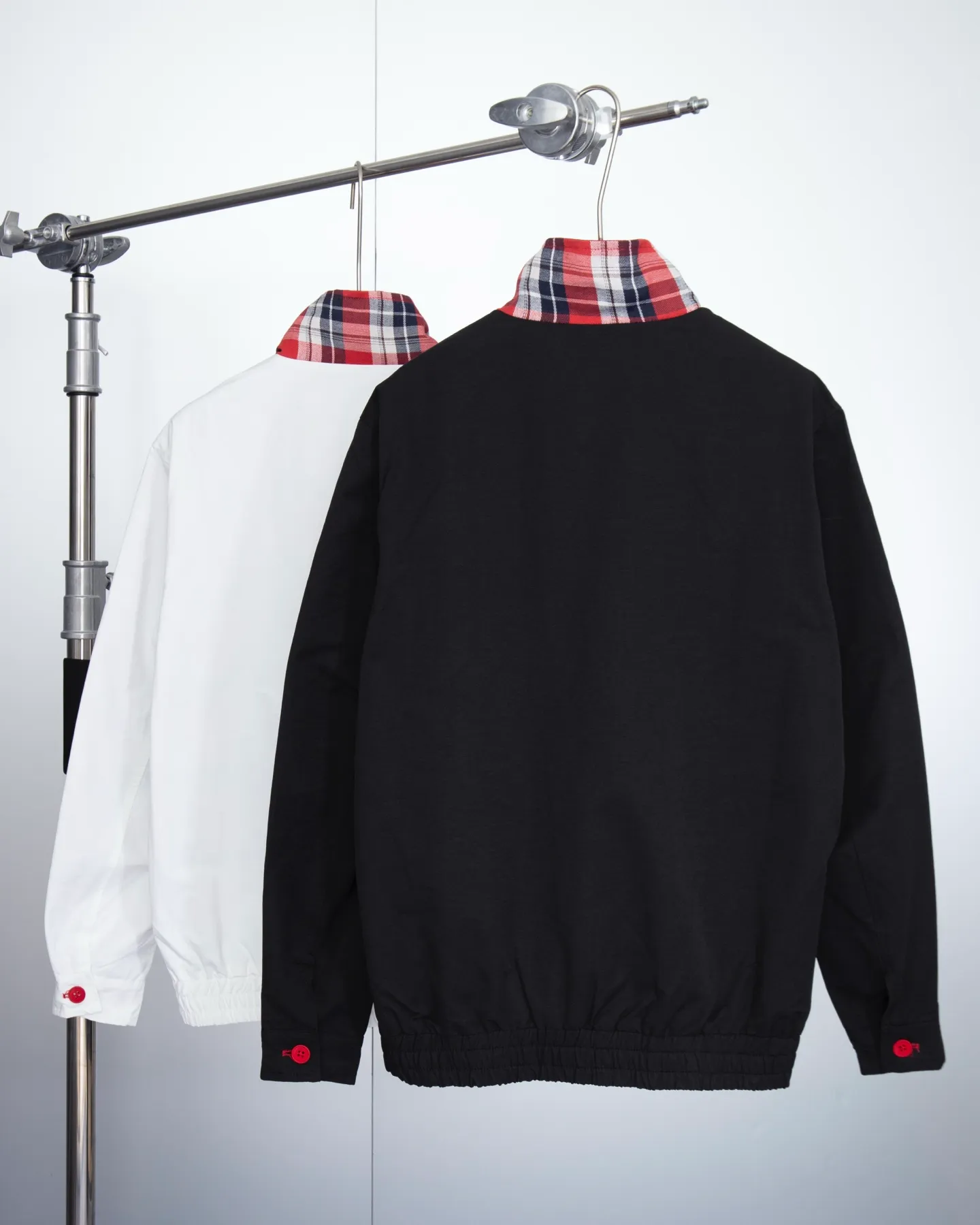 P310 Correct version Top quality replica Ralph Lauren Reversible Veteran Harrington Jacket with Pony Lapel Embroidery Reversible Ralph Lauren hot season jacket 🔥New product jacket. Work and live at the same time. Classic Harrington Jacket style. Versatile on one side, classic on the other, retro on the other side, fashionable, reversible. Wear casually. Made of combed cotton twill, navy plaid knitted fabric, elasticated at the hem of the cuffs. The splicing of double-sided fabrics is not exposed, and the workmanship is tedious and elegant. Three-label washing is set on the inside of the pocket. The entire shoulder and sleeves are all double-pressed. Customized hardware roller pullers. Metal zippers. Fine embroidery on the chest. The details are exquisite. All accessories are 1:1. Even the size stickers are original. This autumn, a jacket that continues the original texture and charm of Ralph Lauren and has a more fashionable and retro feel. Couple style. Quality recommendation! Color: Black White Size: S-XL